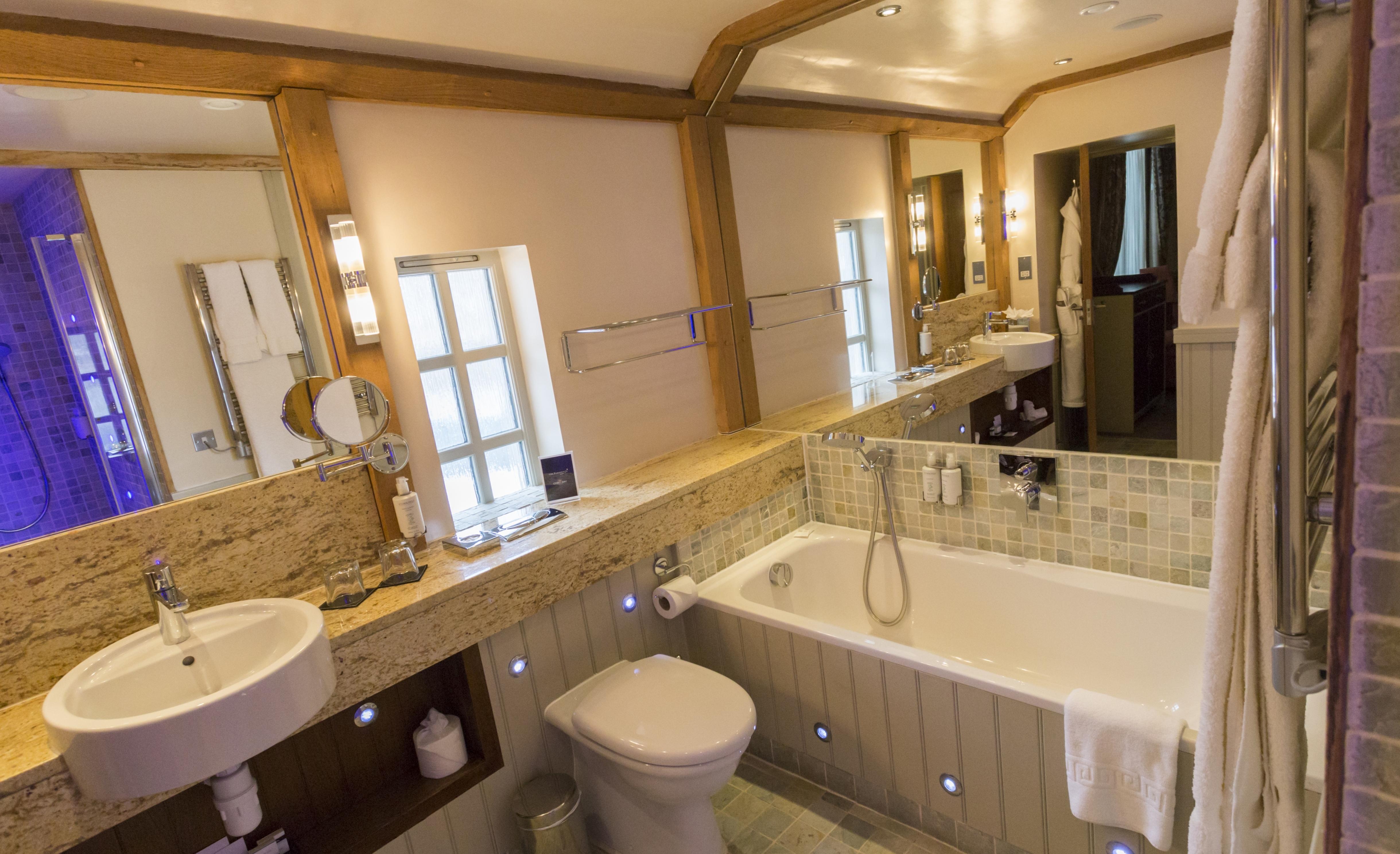 The Farmhouse Hotel And Restaurant Saint Saviour Екстериор снимка