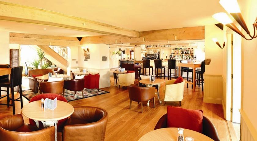 The Farmhouse Hotel And Restaurant Saint Saviour Екстериор снимка