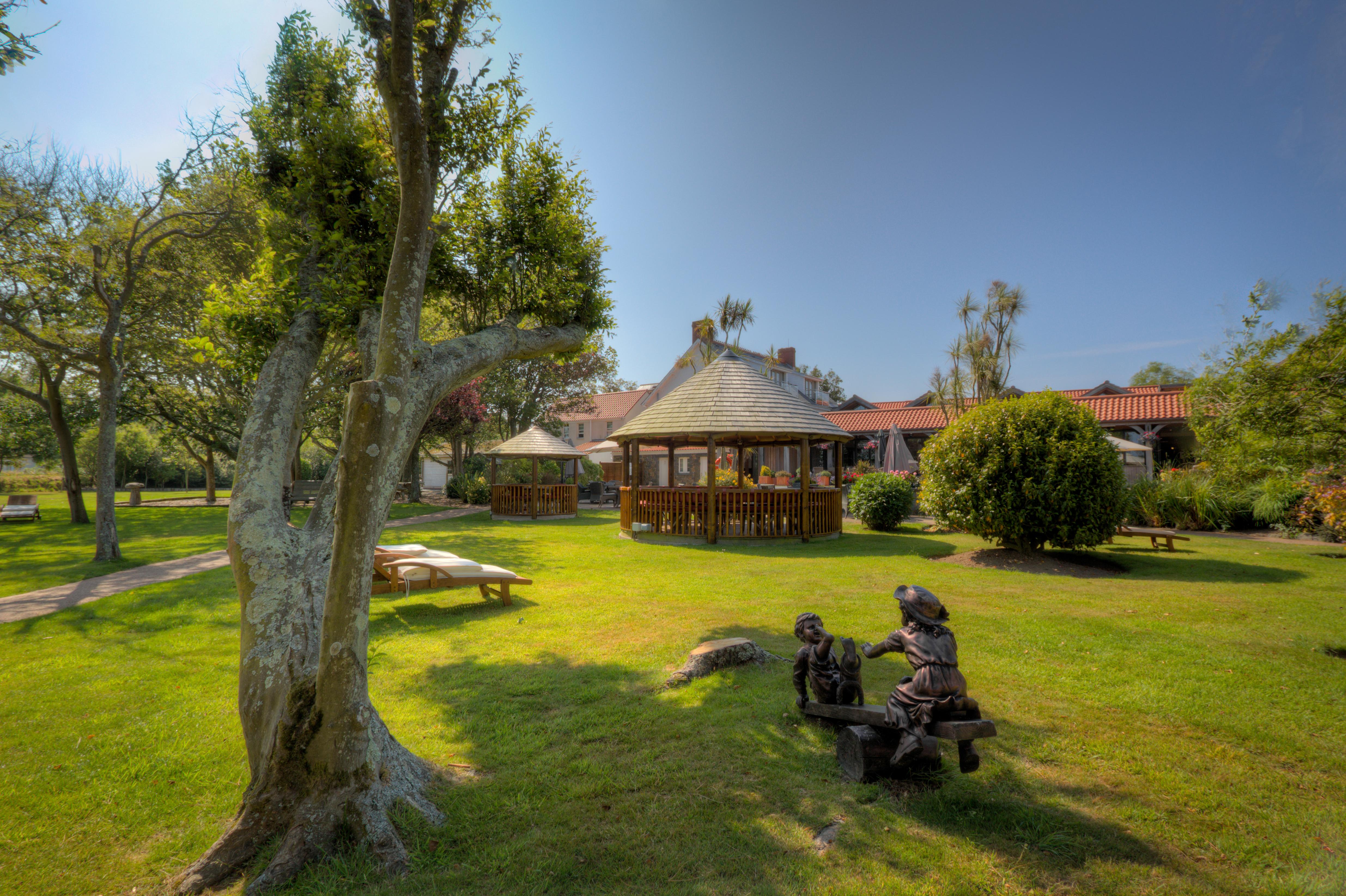 The Farmhouse Hotel And Restaurant Saint Saviour Екстериор снимка